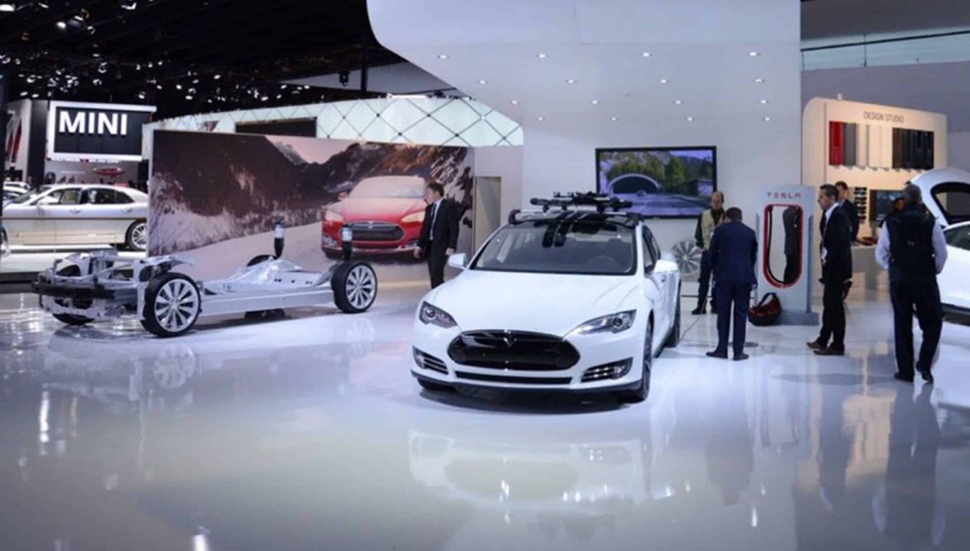 Expofloor weißer Hochglanz autoschau Bodenpaneele