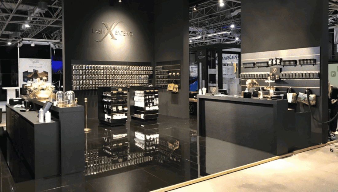 Expofloor schwarz matt Bodenpaneele Messestand Inspiration